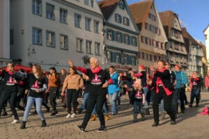 Frauengruppe mit T-Shirts mit dem Aufdruck 