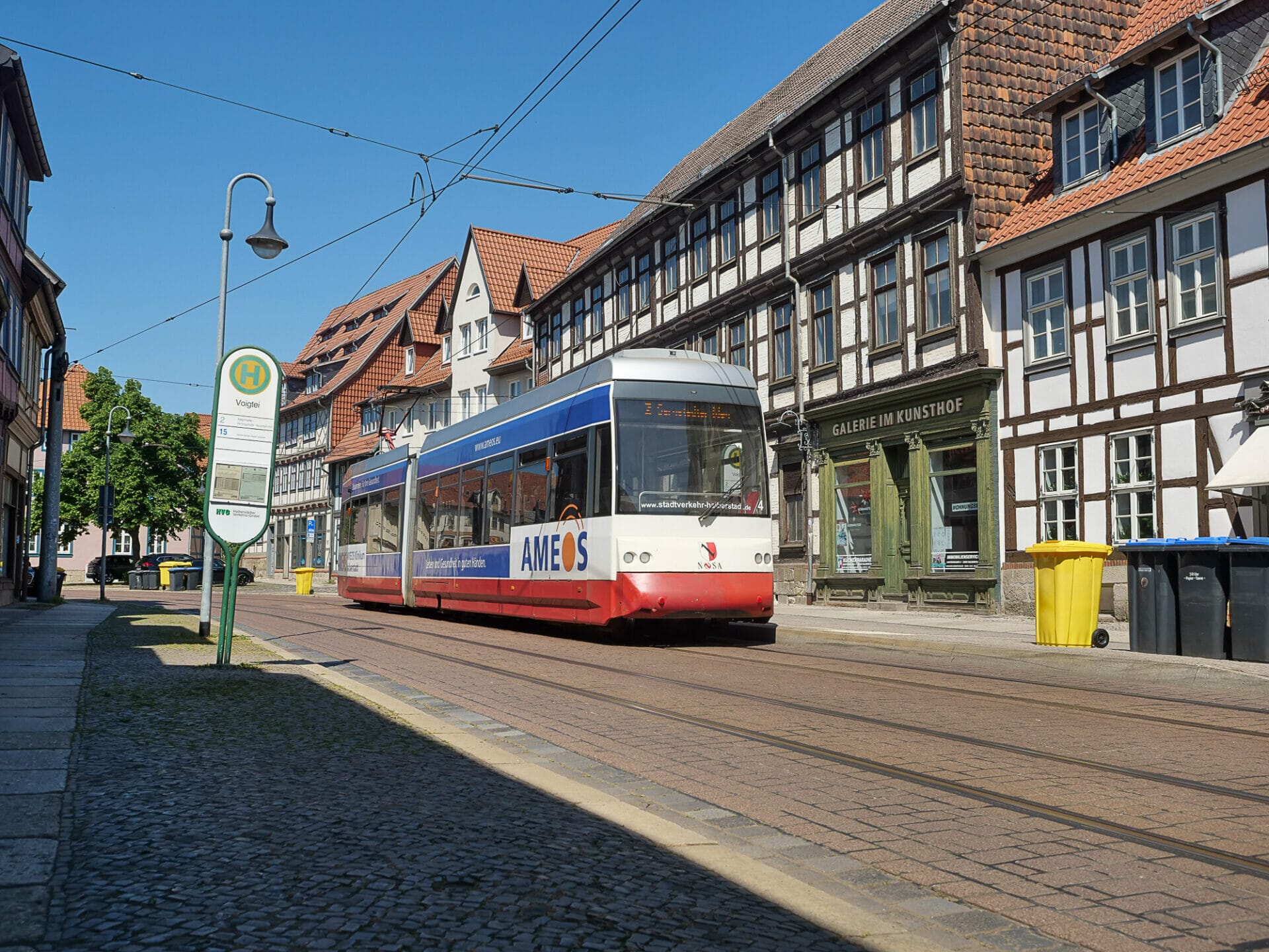 Tram an der Haltestelle Voigtei in Halberstadt. Foto: Niklas Golitschek