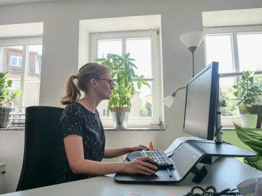 Isabell Koch von der Freiwilligen-Agentur in Halberstadt sitzt vor ihrem Computer. Foto: Niklas Golitschek