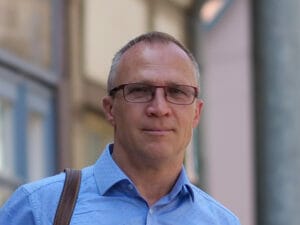 Andreas Henke, hier an der Haltestelle Voigtei, war 14 Jahre lang Oberbürgermeister in Halberstadt und ist bei der Landtagswahl 2021 in Sachsen-Anhalt für die Linke ins Parlament eingezogen. Foto: Niklas Golitschek