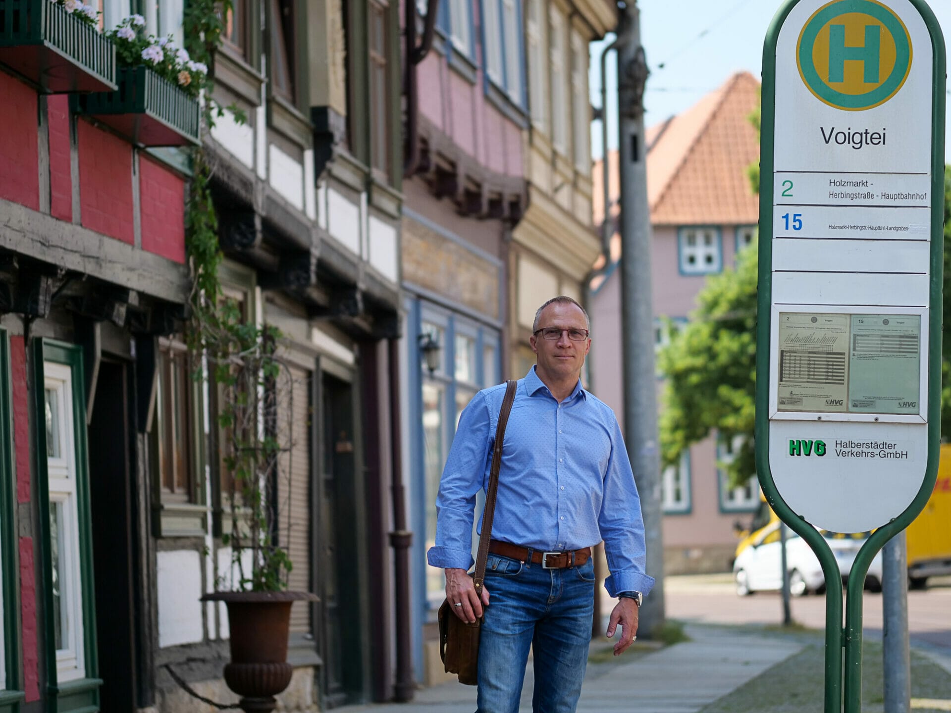 Andreas Henke, hier an der Haltestelle Voigtei, war 14 Jahre lang Oberbürgermeister in Halberstadt und ist bei der Landtagswahl 2021 in Sachsen-Anhalt für die Linke ins Parlament eingezogen. Foto: Niklas Golitschek