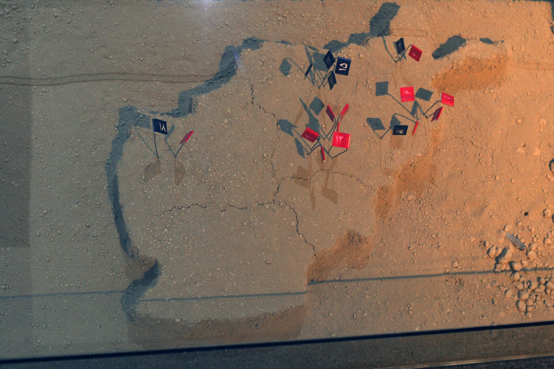 Eine Karte zeigt die bislang bekannten Massengräber der vier Kriegsjahrzehnte.