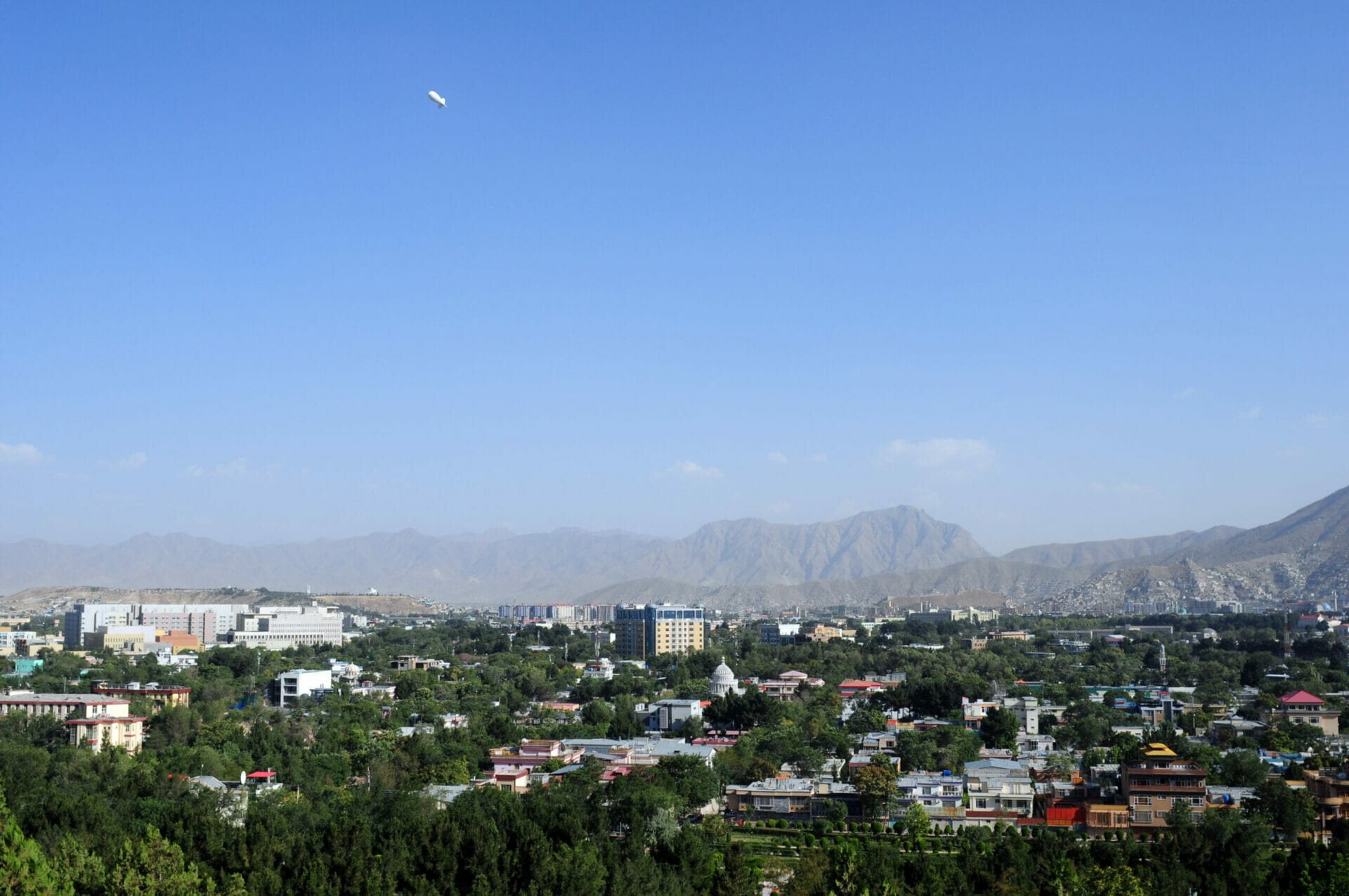Ein bis zwei Prallluftschiffe schweben täglich über der Stadt und beobachten Menschen und Bewegungen unten. Das US-Militär stellt leider keine Auswertung zur Verfügung, was die jahrelange Dauerbeobachtung tatsächlich bewirkt hat.