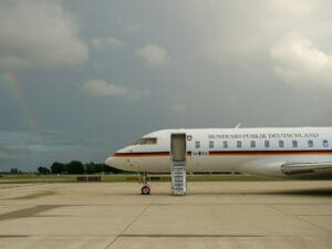 Ein Flugzeug der Bundesregierung auf dem Rollfeld des Fliegerhorsts Wunstorf. Links davon ist ein Regenbogen zu sehen.