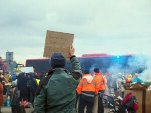 Pappschilder dienen auch in Polen zur Kommunikation: Hier werden kostenlose Fahrten angeboten. Mit 