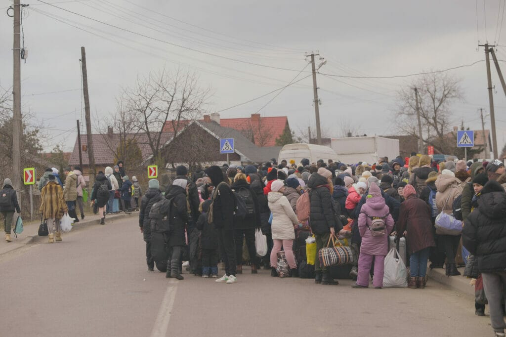 Tausende Menschen warten am Grenzübergang bei Medyka darauf, nach Polen zu gelangen. 