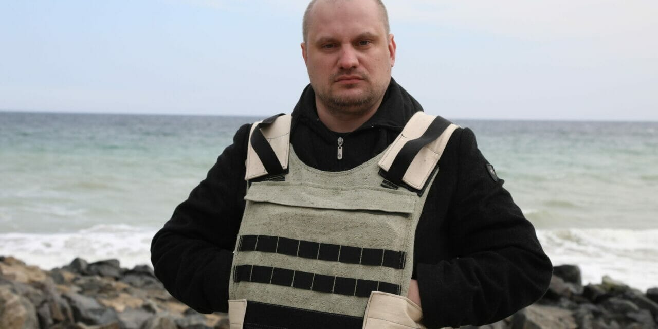 Sergey Panashchuk with a bulletproof vest on the beach in Odesa. Photo: Nina Lyashonok/Нина Ляшонок