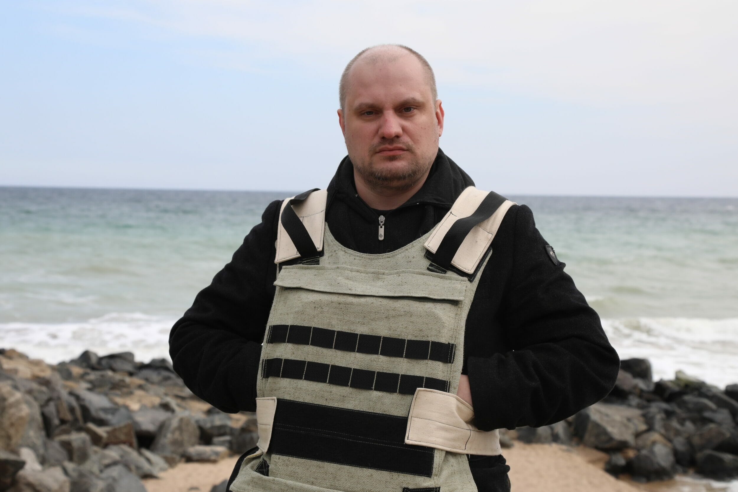 Sergey Panashchuk with a bulletproof vest on the beach in Odesa. Photo: Nina Lyashonok/Нина Ляшонок