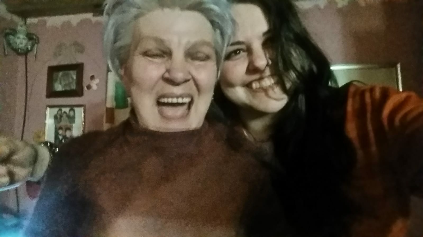 Zwei Frauen, links Jules‘ Schwester, rechts sie selbst, lachen in die Kamera.