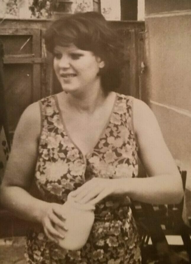 Ein altes Foto zeigt Zhanna, die ein Kleid trägt.