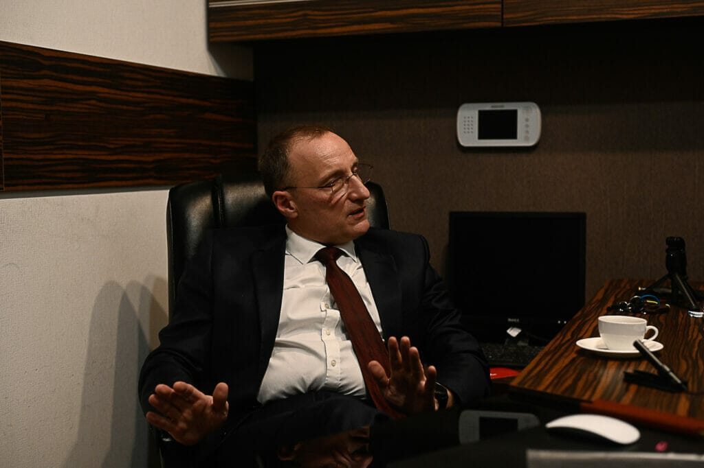 Kharkiv/Kharkiv: Lawyer and veteran Leonid Maslov in his office in the "Capitalist" building