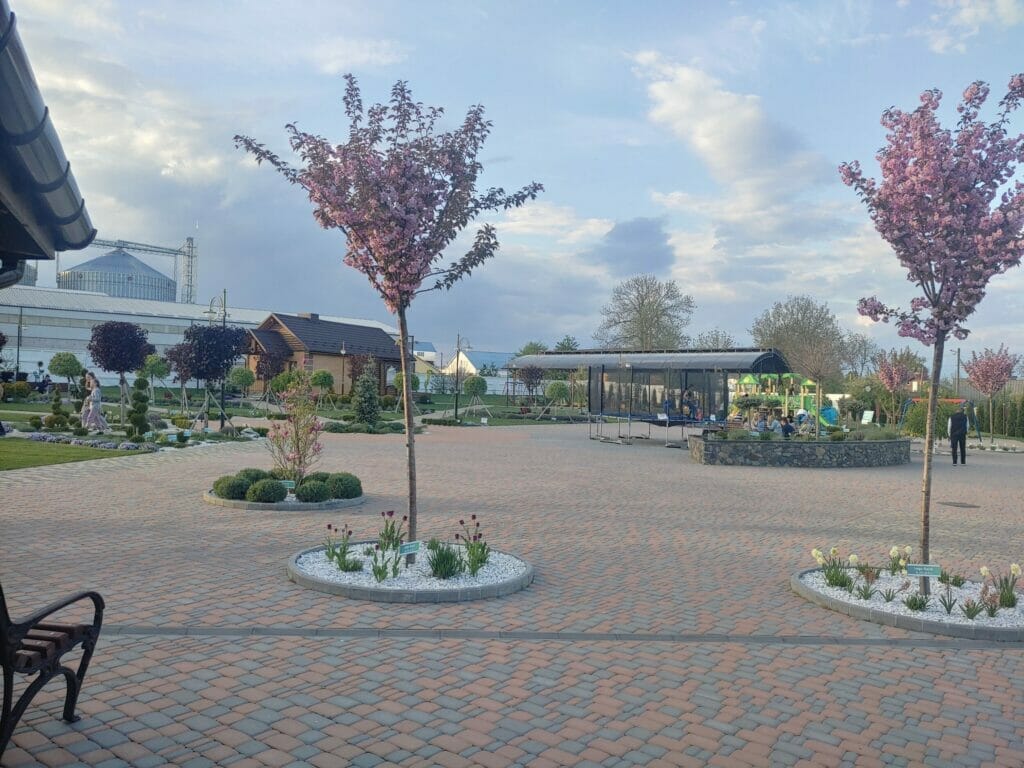 Die Parkanlage mit Spielplatz auf dem Firmengelände.