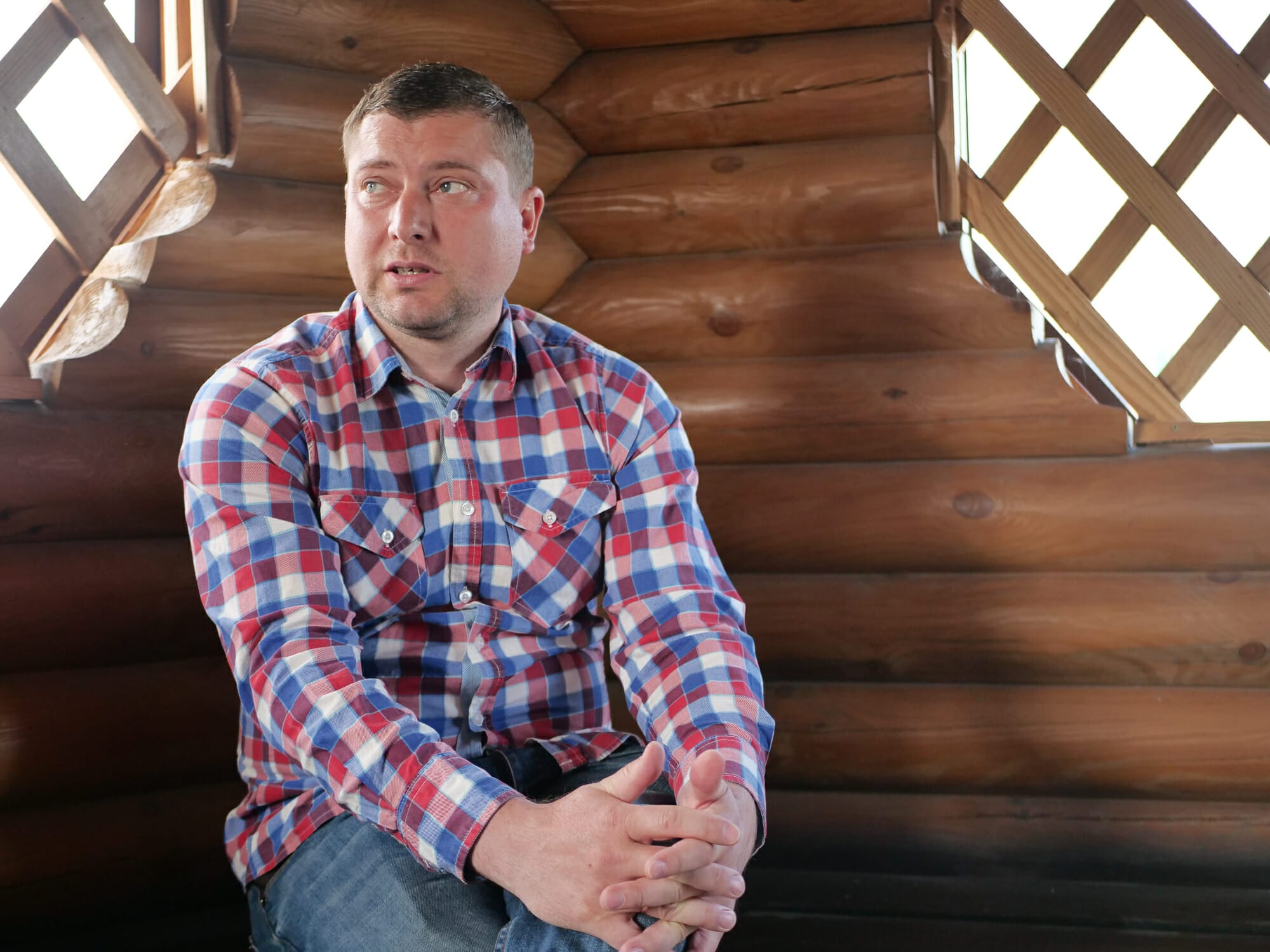 Dmitro Soochekov ist mit seiner Familie aus Bachmut geflohen und wohnt nun in einem Gästezimmer bei Ahrobud in Oratiw.