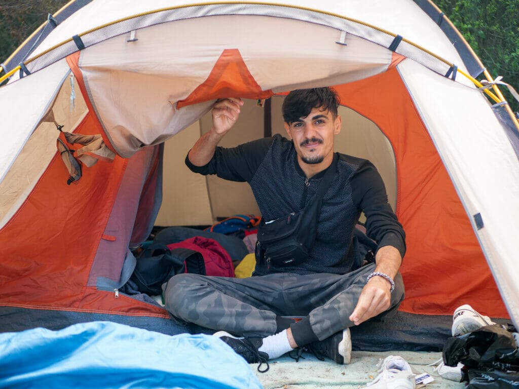 Mehrere Hundert Menschen warten in einem selbst errichteten Camp auf die Überfahrt nach Großbritannien. Arian ist unter anderem mit seinem 11-jährigen Bruder in Dünkirchen und will zu seinen Eltern.