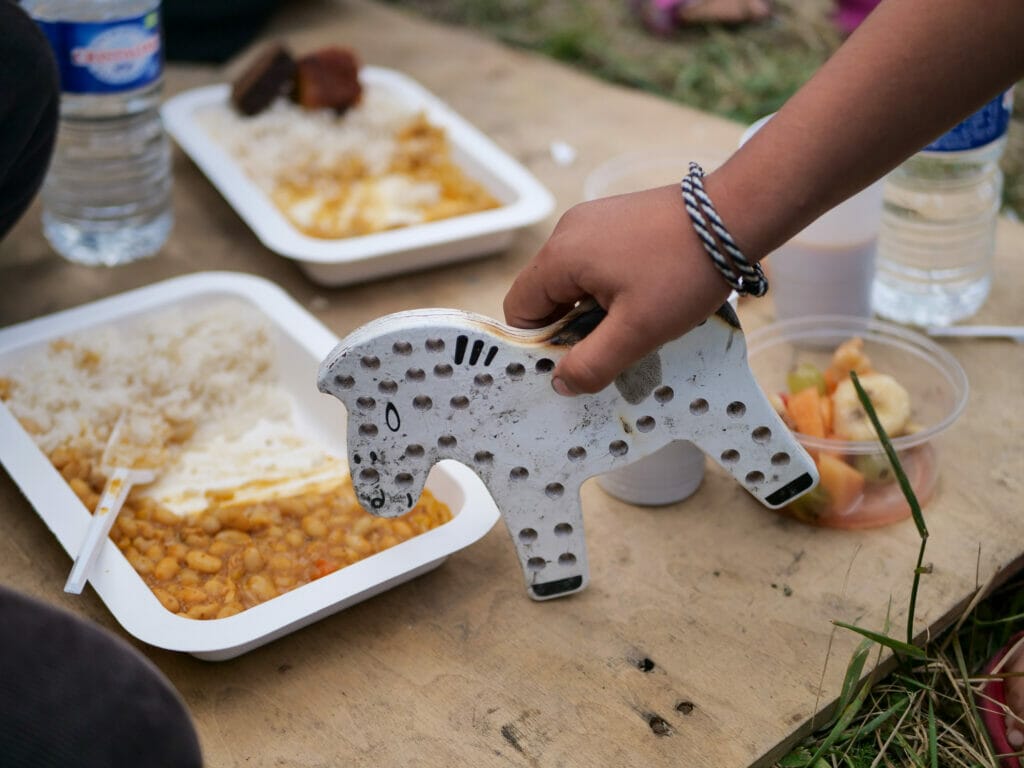 Mehrere Hundert Menschen warten in einem selbst errichteten Camp auf die Überfahrt nach Großbritannien. Rahmi und Lana haben ein paar Spielzeuge für die Kinder besorgt.
