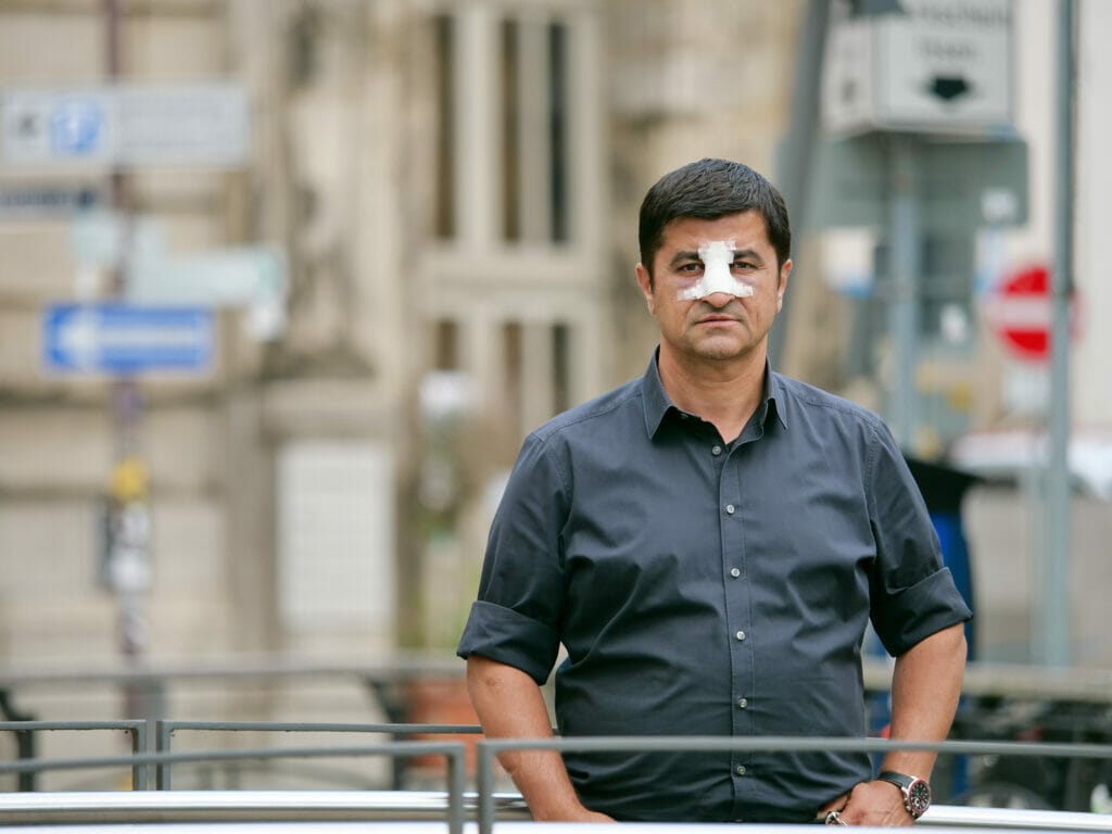 SPD-Kommunalpolitiker und Stadratsmitglied in Bayreuth, Halil Tasdelen, spricht über den rassistischen Angriff auf sich im Juli 2022.