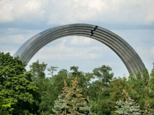 Der Freiheitsbogen des ukrainischen Volkes (früher Denkmal der Völkerfreundschaft) nahe des Dnipro symbolisiert seit 2018 den Riss im ukrainisch-russischen Verhältnis. Die Bronzeskulptur wurde ebenfalls entfernt.