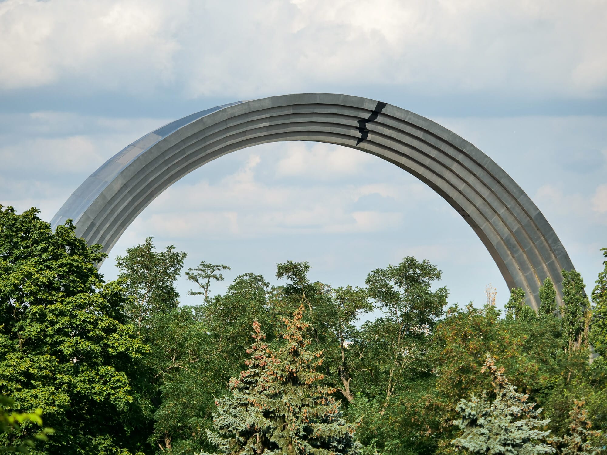 Der Freiheitsbogen des ukrainischen Volkes (früher Denkmal der Völkerfreundschaft) nahe des Dnipro symbolisiert seit 2018 den Riss im ukrainisch-russischen Verhältnis. Die Bronzeskulptur wurde ebenfalls entfernt.