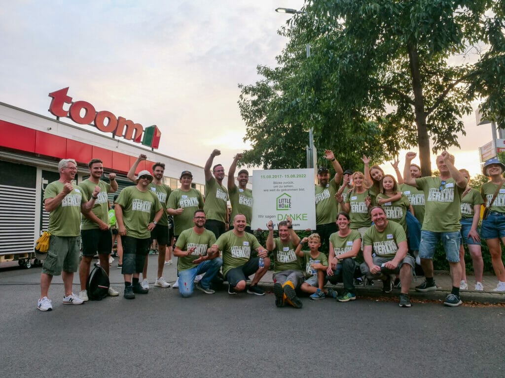 Das Orga-Team von Little Home feiert den Weltrekord.
