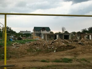 Blick auf den Krater und das Haus von Stepevoy.