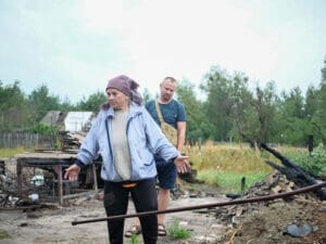 Nadiya Kravchenko (74) besichtigt ihr zerstörtes Grundstück. Viel ist nicht von ihrem Besitz übrig geblieben.