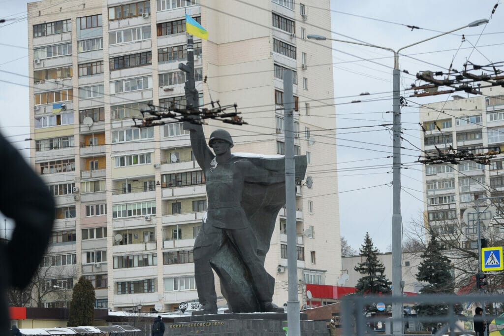 Chharkiw: Eine Statue "Denkmal für den Soldaten-Befreier" (auch: Pavlusha); die Ukraine-Flagge ist mit Klebeband an der Waffe angebracht.