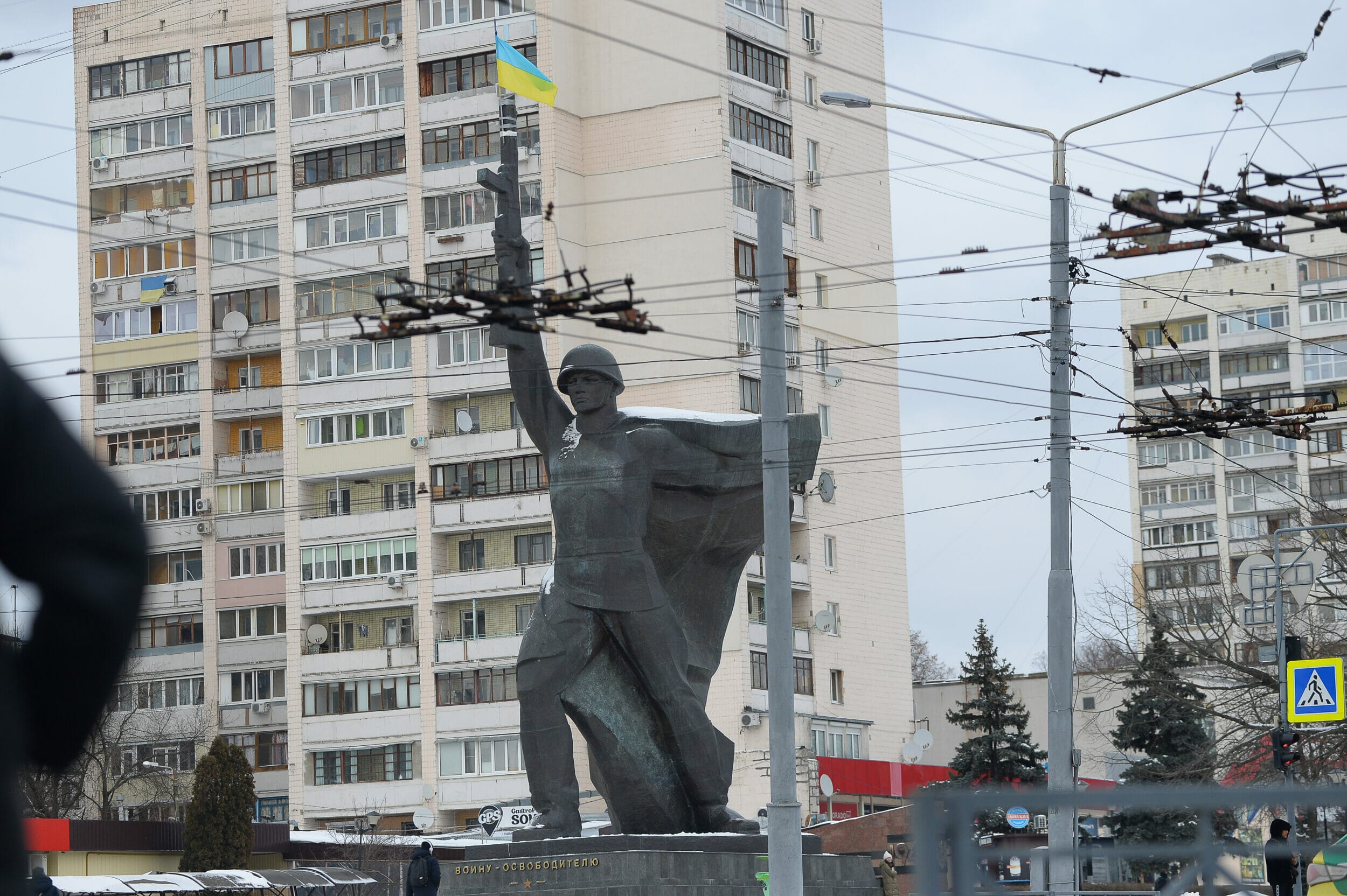 Kharkiv: Eine Statue "Denkmal für den Soldaten-Befreier" (auch: Pavlusha); die Ukraine-Flagge ist mit Klebeband an der Waffe angebracht.