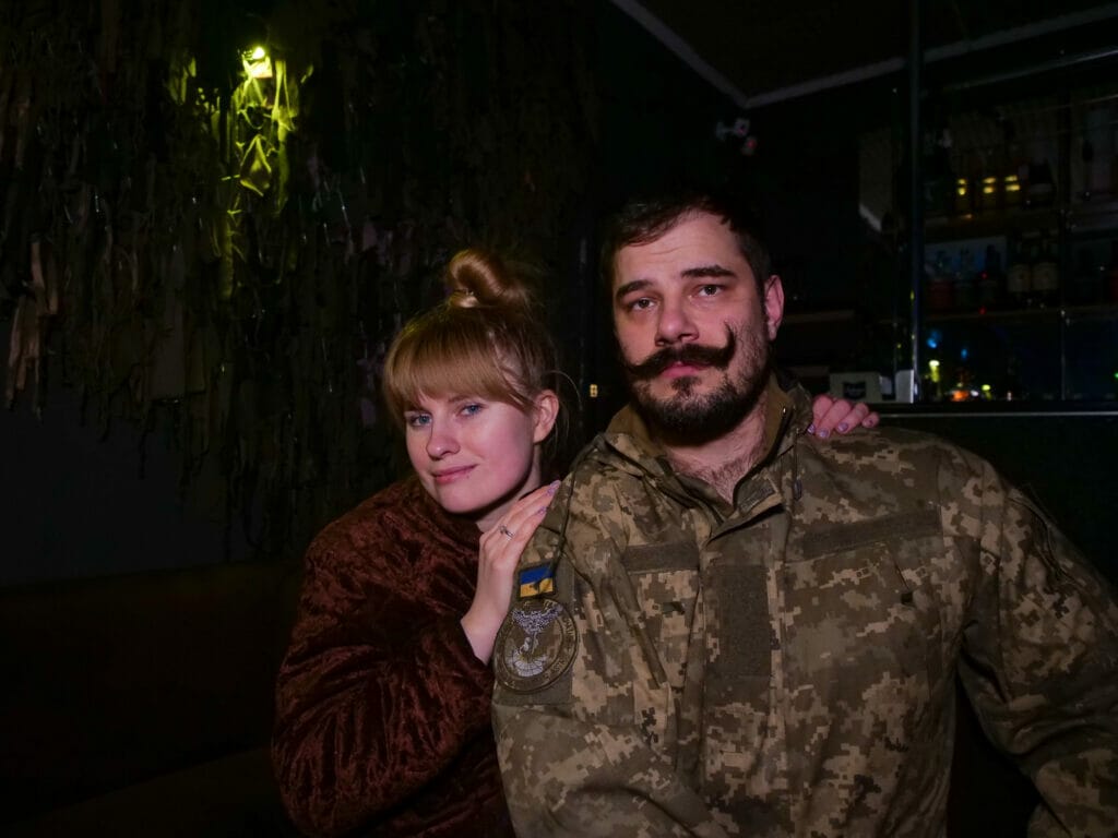 Kosak, hier mit seiner Verlobten Dr. Masha (beides Spitznamen) ist in den USA aufgewachsen und hat ukrainische Vorfahren. Er kämpft mit der ukrainischen Armee.