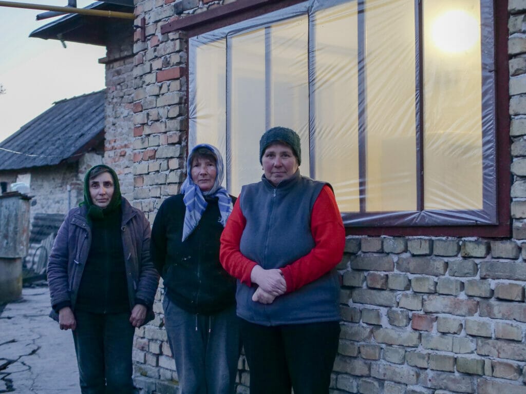 Die Anwohnerinnen Maria, Hania und Nadiya erzählen vom Raketeneinschlag in Velyka Vil'shanytsya.