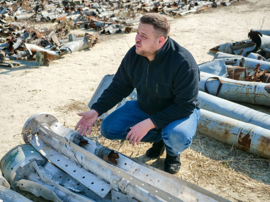 Die Staatsanwaltschaft in Charkiw sammelt an mehreren geheimen Orten die Überreste von Raketen, um sie für ihre Ermittlungen wegen Kriegsverbrechen zu nutzen. Hier mit Sprecher Dmytro Chubenko.