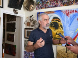 Ein Mann hält ein Mikrofon.