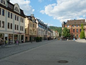 Eine Stadtstraße in Sonneberg.