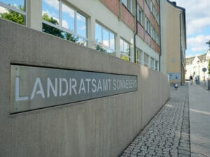 Ein Höhne-Schild an der Seite eines Gebäudes in Sonneberg.