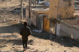 Zwei Menschen gehen einen Hügel hinunter.