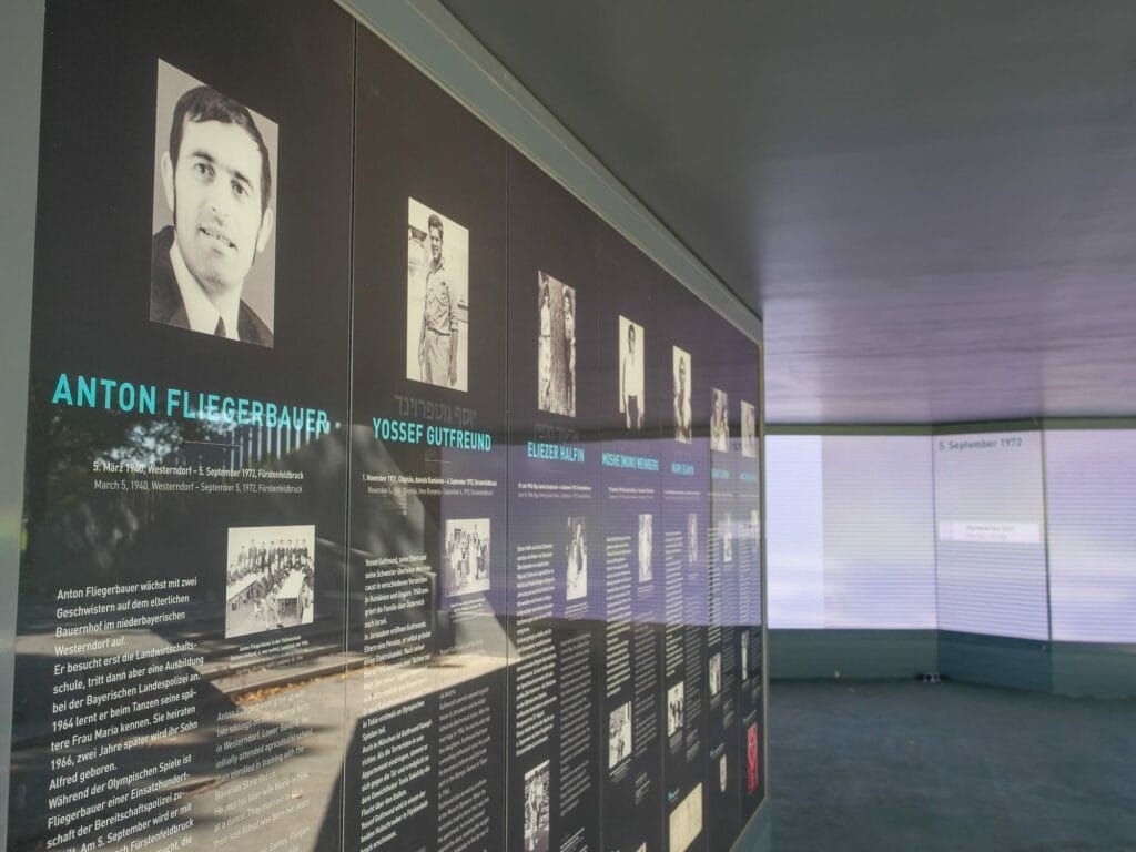 Gedenktafeln an die Opfer des Olympia-Attents von 1972.