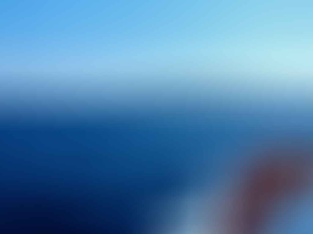 منظر للبحر من قارب و جزيرة شاهقة في الخلفية مياه البحر الزرقاء و أمواجه العالية