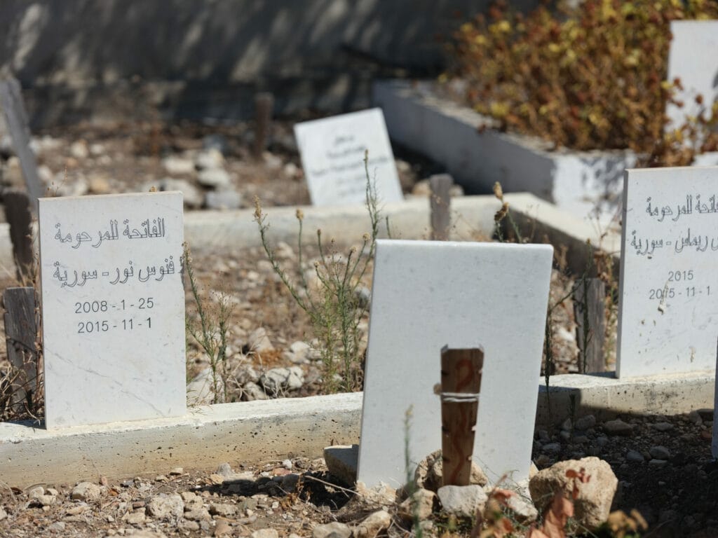 Eine Gruppe von Grabsteinen auf einem islamischen Friedhof auf Kos, Namen in arabischen Schriftzeichen.