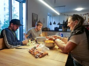 Eine Frau im blauen Hemd ist Teil der Münchner Inklusions-WG.