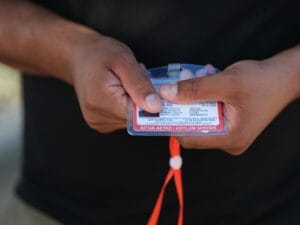 Eine Person hält ein Ausweisband in der Hand.