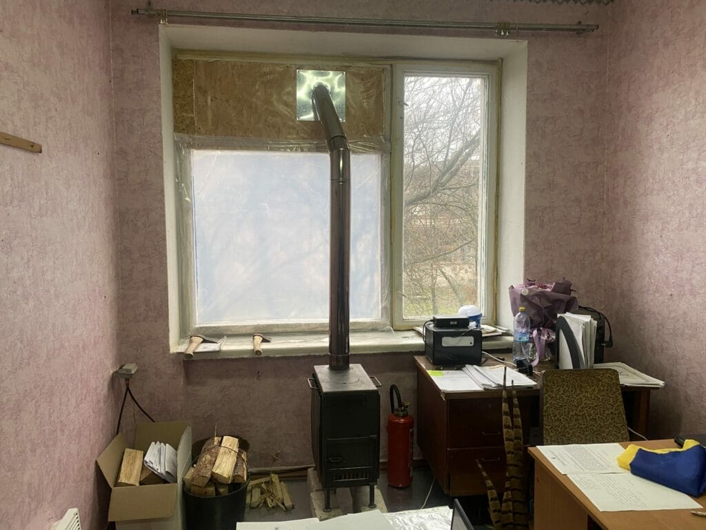 Ein Raum mit einem Ofen und einem Fenster.