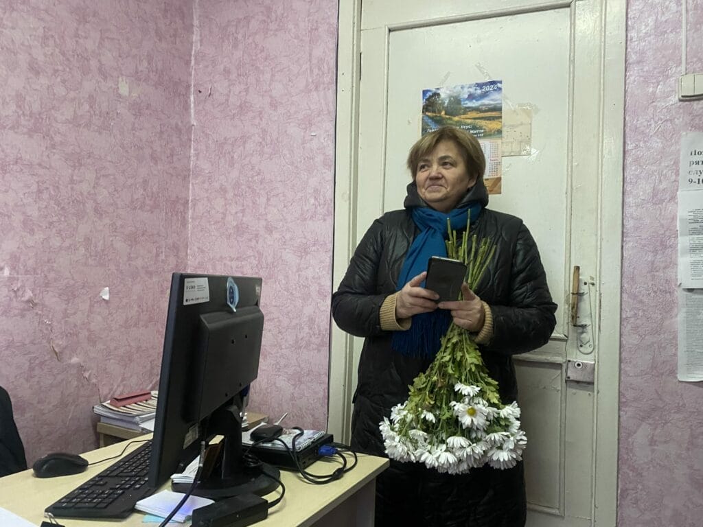 Iryna hält einen Blumenstrauß.
