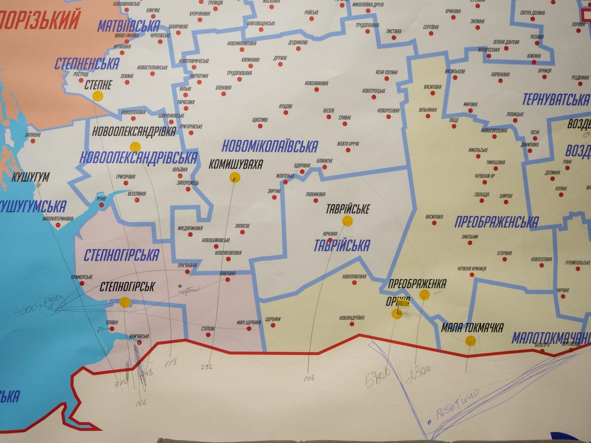 Eine Karte der ukrainischen Provinzen in der Oblast Saporischschja. Mit einem Stift sind die Einwohner:innenzahlen der Dörfer neben die Ortsnamen geschrieben.