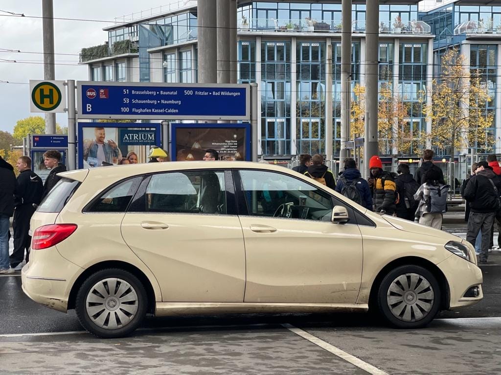 Eine vor einem Gebäude geparkte Mercedes-Benz B-Klasse.