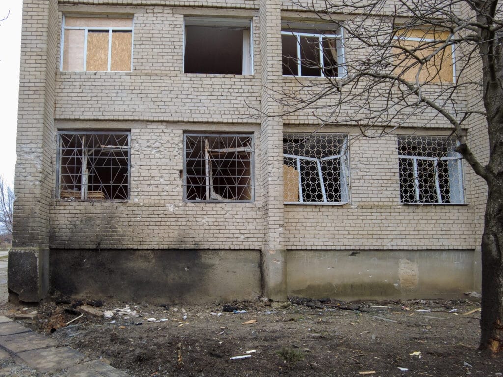 Ein Backsteingebäude mit zerbrochenen Fenstern.
