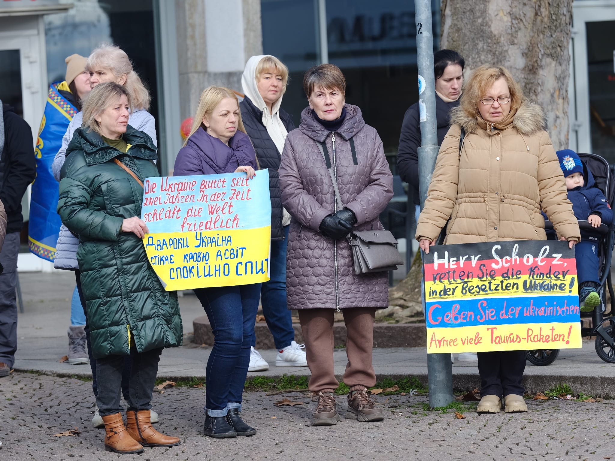 Eine Gruppe von Menschen hält Schilder.